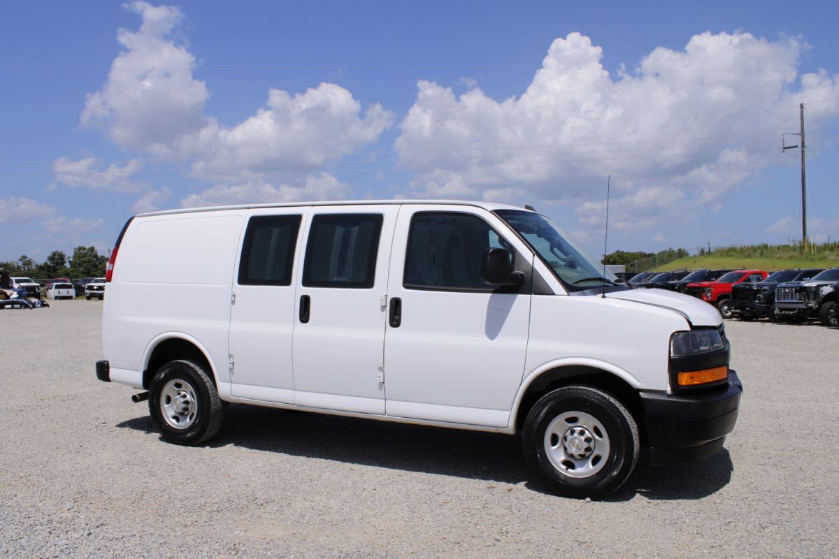 2022 Chevrolet Express 2500 6.6L V8 — photo 1 of 17