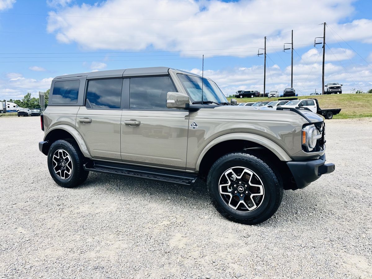 2025 Ford Bronco Outer Banks 4X4 - 2.7L — photo 1 of 24