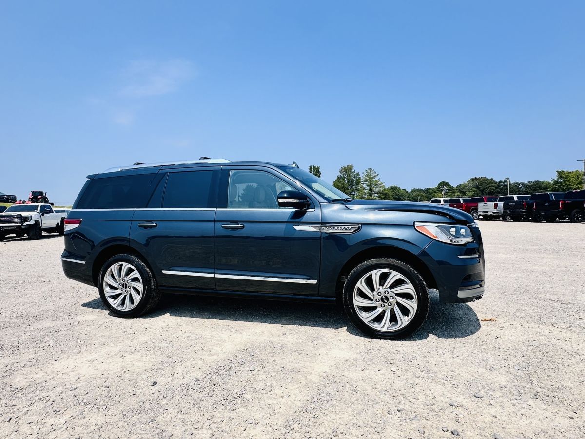 2024 Lincoln Navigator Premier 4X4 — photo 1 of 19